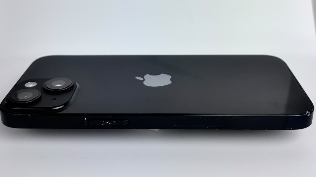 iPhone 14 in Midnight, side edge
